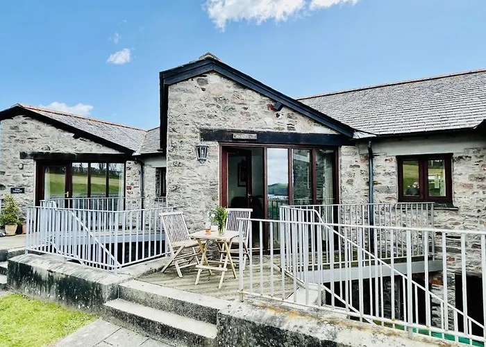 Barnfield - Beautiful Barn, River Views, Close To Quay