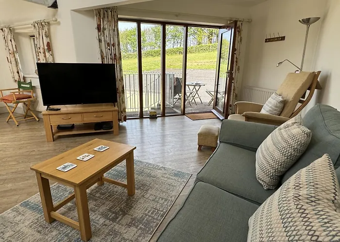 Barnfield - Beautiful Barn, River Views, Close To Quay