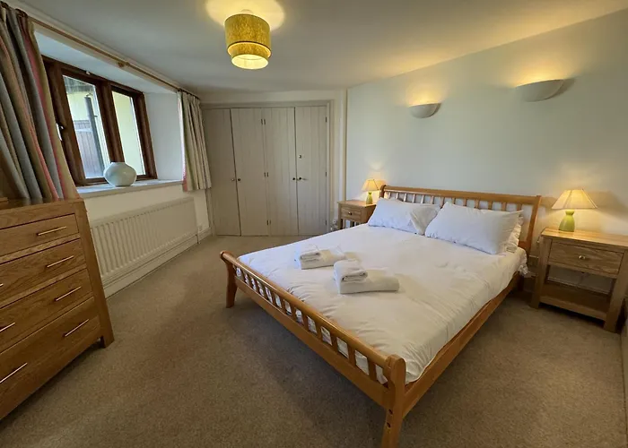 Barnfield - Beautiful Barn, River Views, Close To Quay